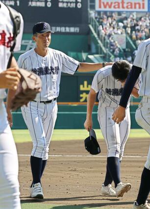 試合終了後、選手を励ます吉野公浩監督=甲子園
