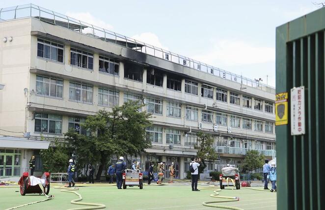 火災があった東京都北区立滝野川第三小＝１９日午前１１時５１分