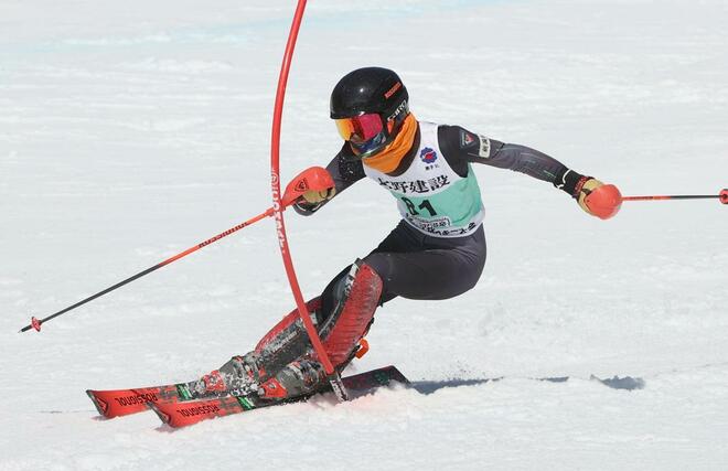 男子回転　県勢最高の１４位だった加藤山登（上教大付）＝長野県野沢温泉村