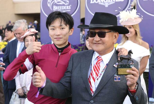 ＢＣクラシックをフォーエバーヤングで制し、写真に納まる坂井瑠星騎手（左）と矢作芳人調教師＝デルマー競馬場（共同）