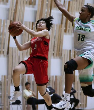 新潟産大付－開志国際　２年ぶりの優勝を果たした開志国際の主将、長濱エリカマリア＝６月８日、アオーレ長岡