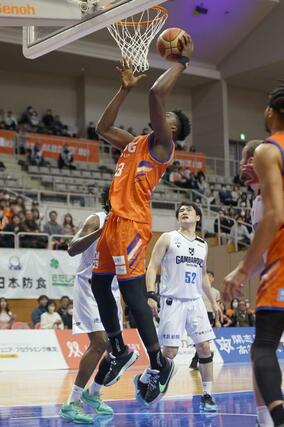 新潟-徳島 第2クオーター、新潟のムトンボがシュートを決めて39-31=東総合スポーツセンター