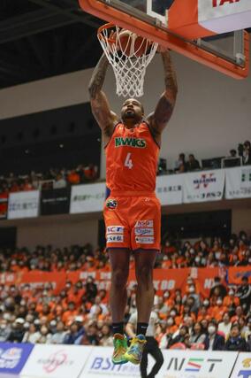 新潟－岐阜　第３クオーター、フェルプスが決めて４５－４９＝アオーレ長岡