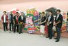 台湾東部沖地震からの復興を願い制作した凧(中央)を紹介する三条凧協会や新潟フェス主催会社のメンバー=三条市元町