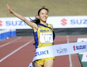 １位でゴールする城西大のアンカー大西由菜。初優勝を果たした＝富士総合運動公園陸上競技場