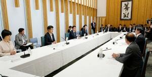 首相官邸で開かれた、女性の健康課題などを議論する副大臣会議=25日午後