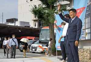 当選から一夜明け、有権者に手を振る小林一大さん=11日午前8時ごろ、JR新潟駅前