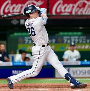7回西武2死一、三塁、ネビンが中越えに勝ち越し3ランを放つ=ベルーナドーム