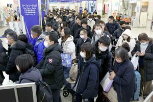 帰省客らが長い列をつくった佐渡汽船新潟港ターミナル=28日、新潟市中央区