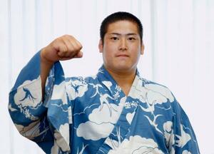 新弟子検査を終え、ポーズをとる川上竜昌=7日、名古屋市