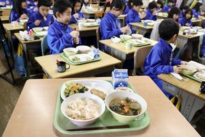 合併２０周年を記念して市内の小中学校で提供された特別給食＝燕市東太田