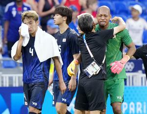 スペインに敗れ、準々決勝で敗退が決まり、涙ぐむGK小久保(右端)ら=リヨン(共同)