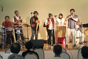 しっとりした曲のほか、踊りも交えたテンポのよい曲が聴衆を魅了したフォルクローレコンサート=佐渡市赤泊