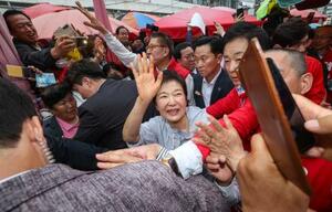 市民にあいさつする韓国の朴槿恵元大統領(中央)=27日、韓国・釜山(聯合=共同)