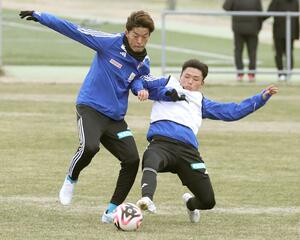 次こそ今季初得点を決めようと意気込むFW鈴木孝司(左)=聖籠町
