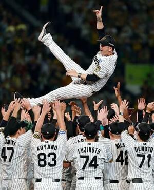プロ野球セ・リーグで2年ぶり7度目の優勝を決め、胴上げされる阪神・藤川球児監督。1990年の巨人の9月8日を抜き、両リーグで史上最速の優勝決定となった=7日、甲子園球場