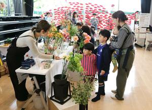 にぎわった「みんなでにこにこマルシェ」=三条市元町の「まちやまサイエンスホール」