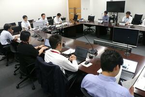 県津波避難計画策定指針を見直す方針が示された県地域防災力向上連絡会議=24日、県庁
