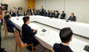 首相官邸で開かれたコメの安定供給に関する関係閣僚会議=5日午後
