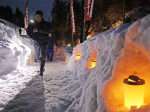 約５００本のろうそくがともされた祭り＝１４日、柏崎市西長鳥