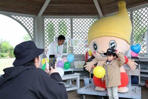 市イメージキャラクター「ミッケ」と写真を撮る子どもたち=6日、見附市新幸町