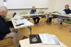 村上町年行事所の御用日記の解読を終えた村上史楽会の会員たち＝村上市田端町