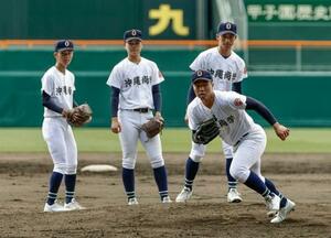 　甲子園で守備練習する沖縄尚学ナイン