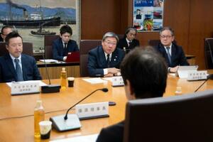 　日本船主協会が開いた対策本部の初会合で、あいさつする長沢仁志会長（奥中央）＝４日午後、東京都千代田区