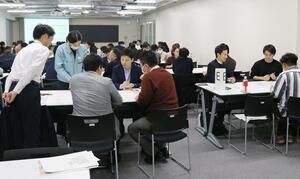 三条の人材の現状や課題などについて意見を出し合う「三条みらい人材会議」の参加者=三条市上須頃