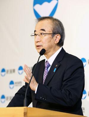 記者の質問に答える花角英世知事=7月17日、新潟県庁