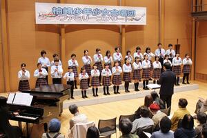 柏崎少年少女合唱団が息の合ったハーモニーを披露したコンサート＝柏崎市日石町