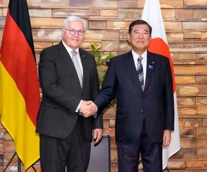 会談前に、ドイツのシュタインマイヤー大統領(左)と握手する石破首相=19日午後、首相官邸