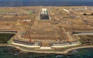 　滑走路（中央）への舗装工事などが進められている鹿児島県西之表市の馬毛島＝１０日（ドローンから）