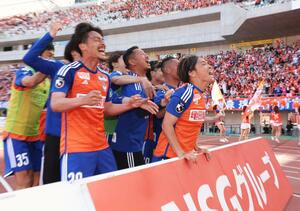 後半ロスタイム、同点ゴールを決め、サポーターに向かって喜びを爆発させる新潟の高木善朗（右）＝デンカビッグスワン