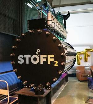 新興企業が開発中の、余った再エネを蓄え需要に応じてグリーン水素の形で取り出す装置の試作機=2025年9月、ドイツ・ベルリン(共同)