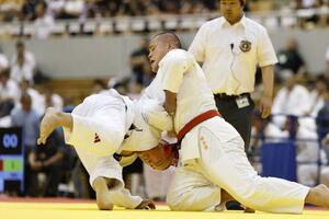 男子団体3回戦で、東海大甲府・山口(左)を攻める埼玉栄・渡辺=ジップアリーナ岡山