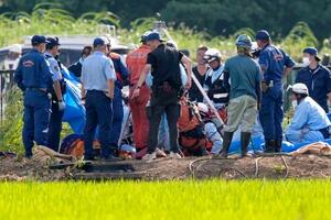 作業員がマンホールの中に転落した現場で救助活動に当たる消防隊員ら=2日午後3時52分、埼玉県行田市