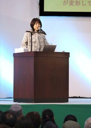 がん治療の経験と早期発見の大切さを語る堀ちえみさん=11月9日、新潟市中央区鐘木