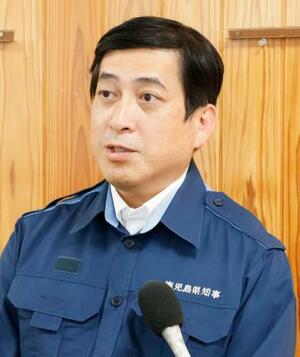 トカラ列島の視察後、取材に応じる鹿児島県の塩田康一知事=19日午後、鹿児島市