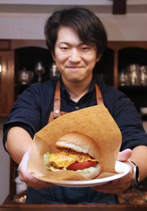 ジビエバーガーをアピールする鈴木凌斗さん＝長岡市殿町２