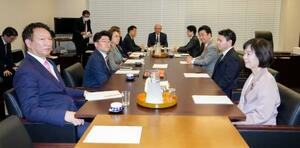 　衆院憲法審査会の幹事懇談会に臨む与野党の幹事ら＝７日午後、国会