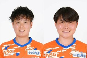 DF園田瑞貴(左)と、FW藤原凛音(C)アルビレックス新潟レディース