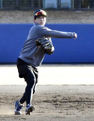 守備練習する西武・滝澤＝前橋市