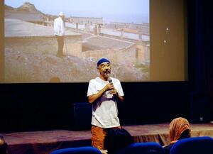「蟻の兵隊」の背景などを語った池谷薫監督の解説会=13日、新潟市中央区八千代2