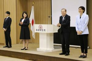 最終選考の意見発表会に臨む4氏。右から中村真衣、佐藤信秋、安田佳世、市川恭嗣=8月10日、新潟市中央区