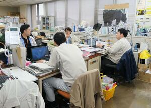 クマ対応がようやく落ち着き、仕事納めを迎えた新発田市農林水産課の職員たち＝２６日、新発田市住田