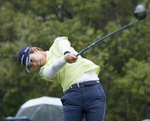 最終日、2番でティーショットを放つ穴井詩。プレーオフを制して優勝した=葛城GC