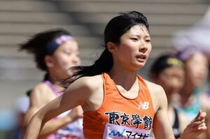 女子200メートル決勝 優勝した秋澤理沙(東京学館)が先頭で疾走する=福岡市(写真映像部・永井隆司)