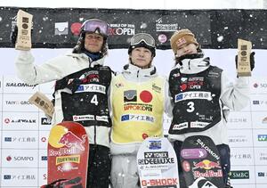 男子ハーフパイプで優勝し、表彰式で笑顔の戸塚優斗（中央）。右は３位の山田琉聖＝札幌市ばんけい