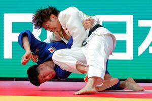 男子66キロ級決勝 顕徳海利(下)を破って優勝した阿部一二三=東京体育館